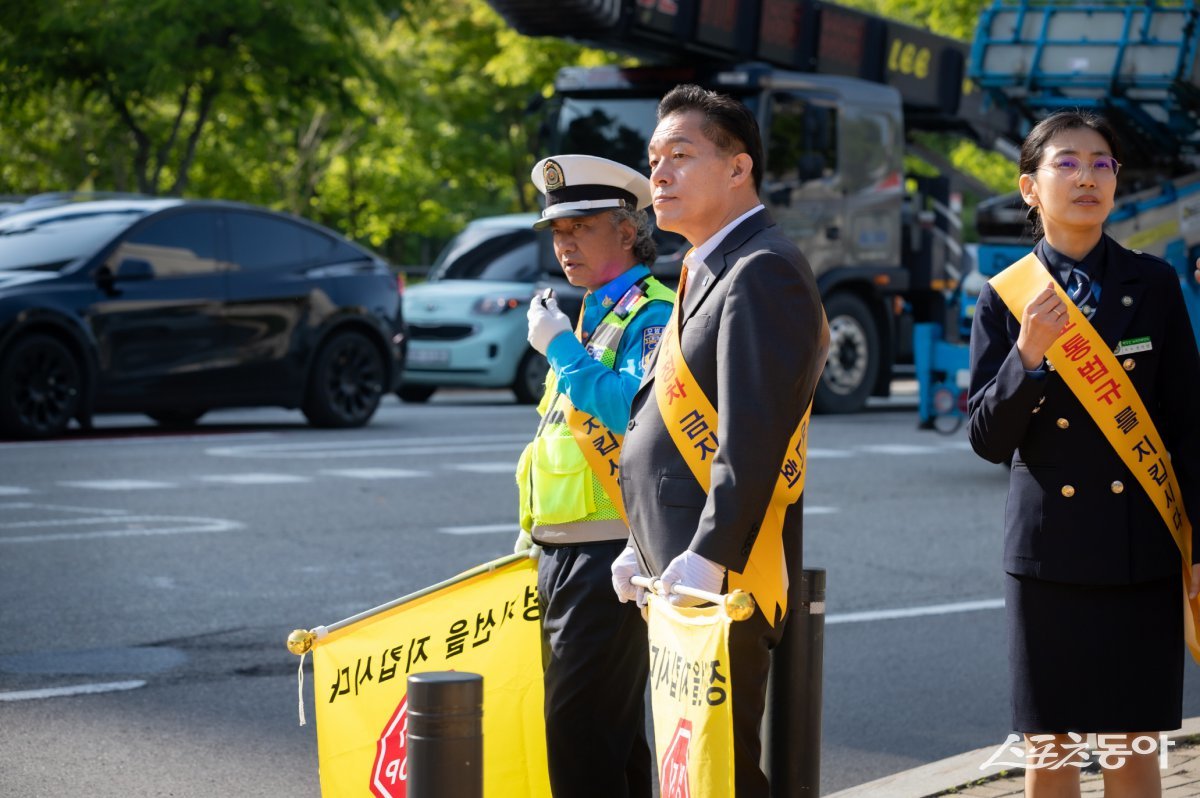 이재준 수원시장인 지난해 5월 10일 호매실동행정복지센터 앞 사거리에서 진행된 어린이 보행안전 캠페인에 참여하고 있다. 사진제공｜수원시