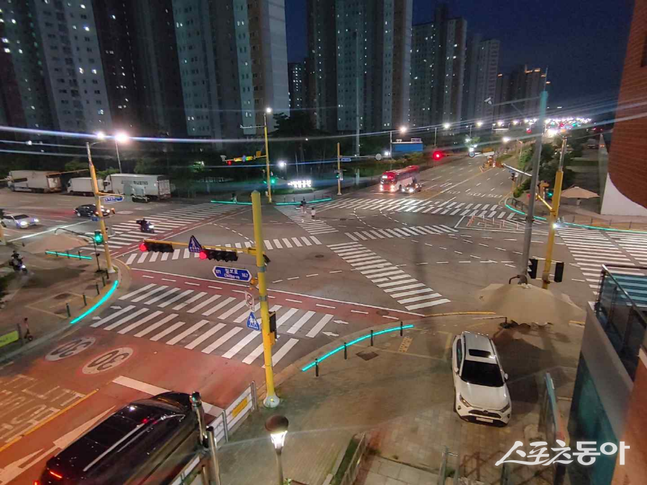 어린이 보호구역을 넘어 도심 전체의 보행안전 확보에도 주력하고 있다(바닥 신호등). 사진제공｜수원시