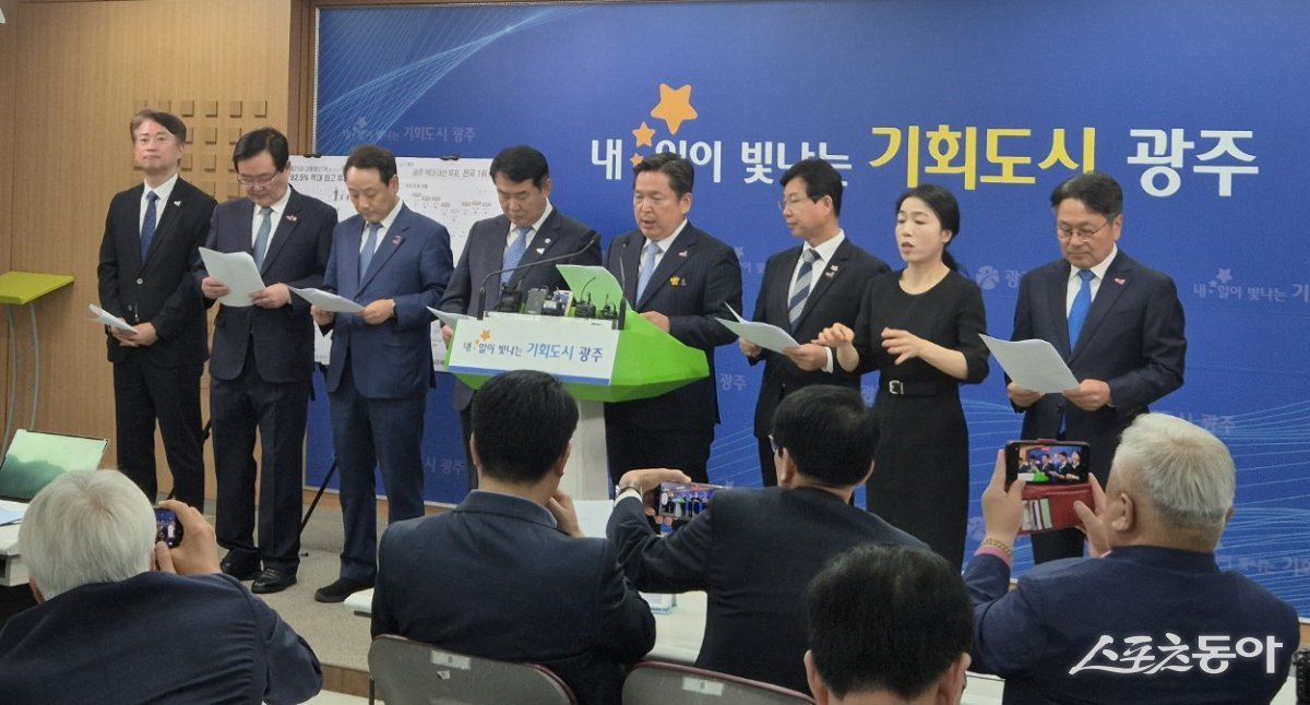 강기정 광주광역시장과 5개 구청장, 이정선 교육감이 12일 오전 광주광역시 브리핑룸에서 투표 참여 독려를 위한 적극 행정을 다짐했다. 사진제공=박성화 기자