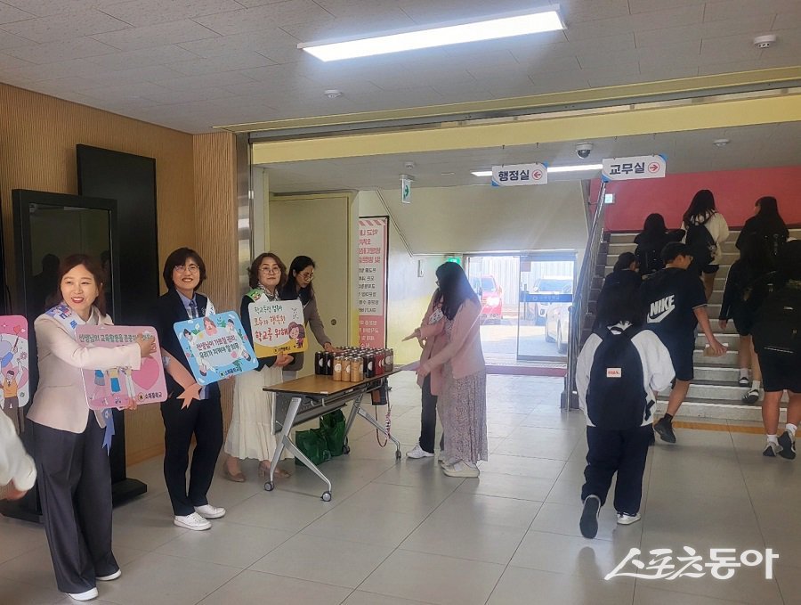 시흥교육지원청(교육장 채열희)은 5월 12일, 소래중학교에서 ‘시흥의 내일을 키우는 선생님, 응원합니다’ 캠페인을 전개하며 교육활동 보호와 학교폭력 예방을 위한 지역사회 공감대 형성에 나섰다. 사진제공|시흥교육지원청