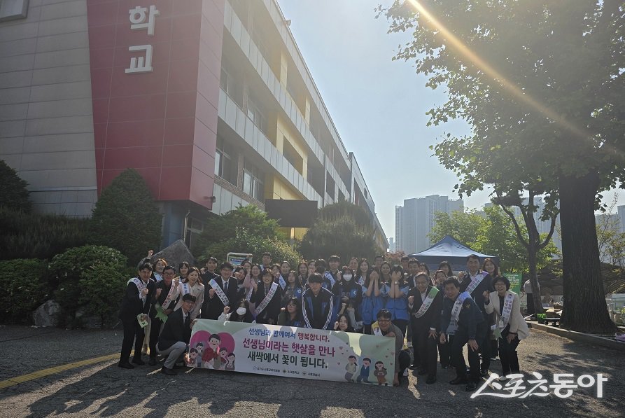 시흥교육지원청(교육장 채열희)은 5월 12일, 소래중학교에서 ‘시흥의 내일을 키우는 선생님, 응원합니다’ 캠페인을 전개하며 교육활동 보호와 학교폭력 예방을 위한 지역사회 공감대 형성에 나섰다. 사진제공|시흥교육지원청