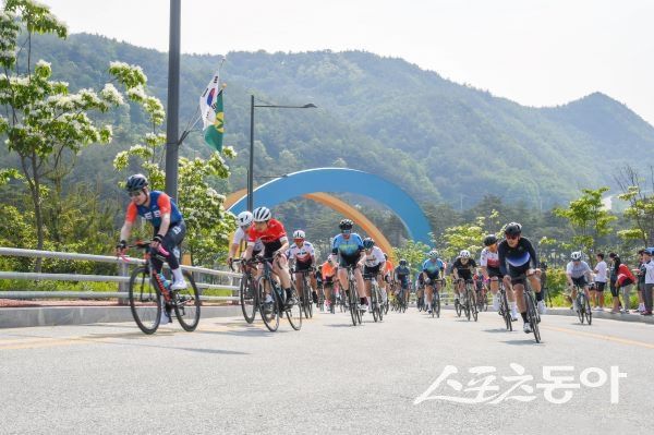 영주시 ‘제27회 전국사이클대회’에 참여한 선수단이 12일 사이클을 타고 있는 모습. 사진제공｜영주시