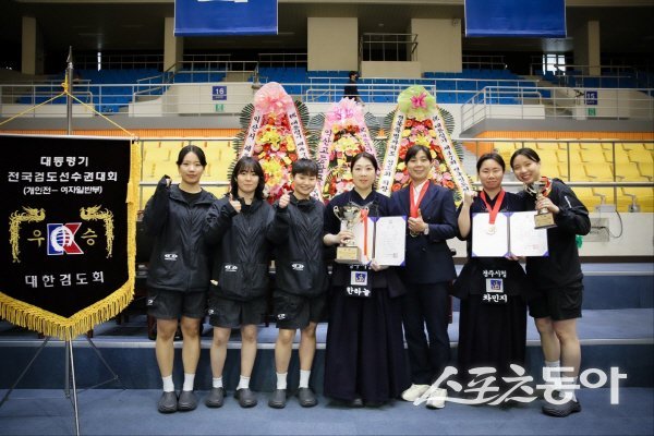 경주시청 여자 검도팀이 대통령기 제47회 전국실업검도대회에서 우수한 성적을 올리고 기념 촬영하고 있다. 사진제공 ㅣ 경주시