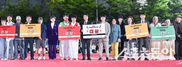 2025 파워풀대구페스티벌 폐막식에서 수상팀들이 기념 촬영하고 있다. 사진제공 ㅣ 대구시