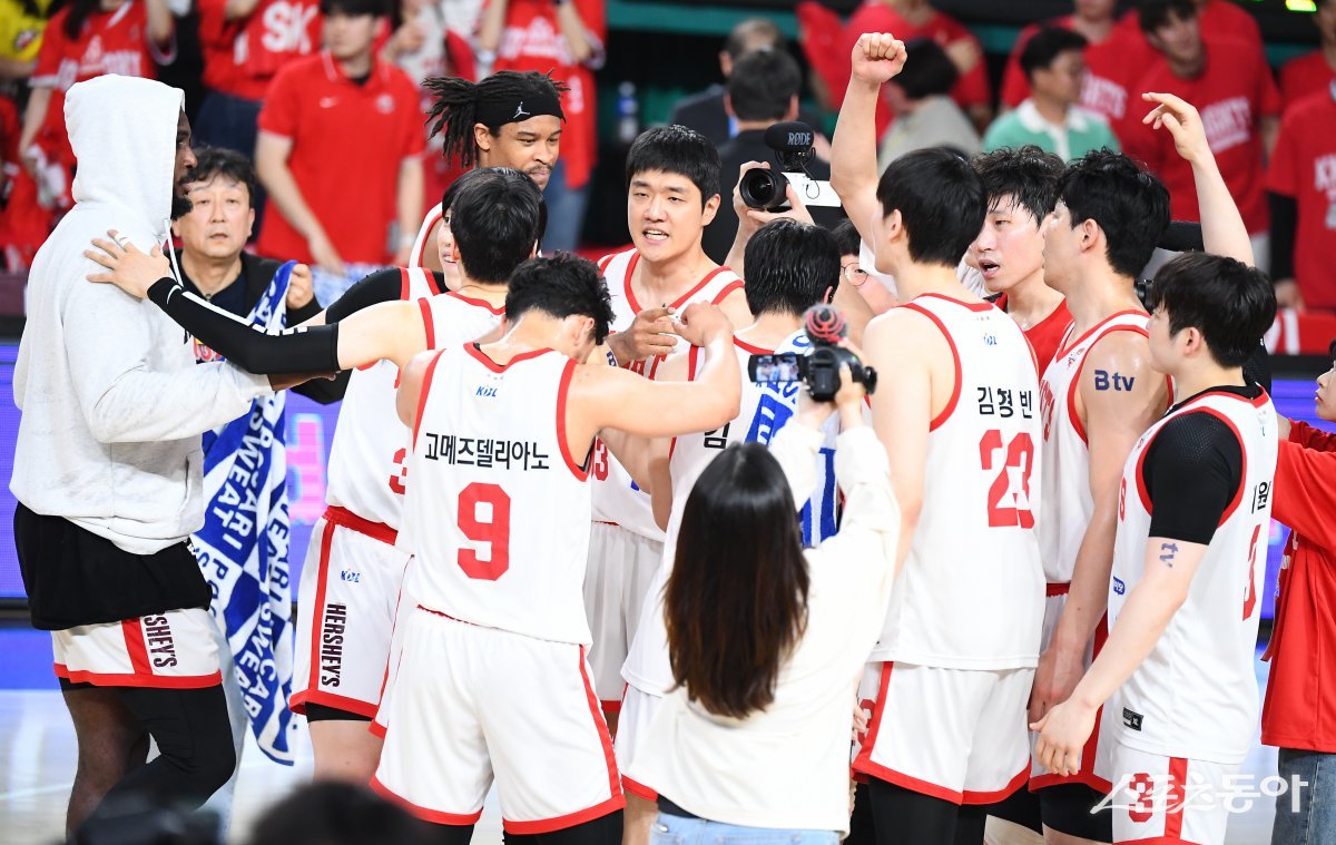 서울 SK 선수들이 11일 창원체육관에서 열린 LG와 챔피언 결정전 4차전에 승리한 뒤 한 데 모여 기뻐하고 있다. 그들의 다음 목표는 13일 5차전에서 이번 챔프전 첫 홈 승리를 팬들에게 선물하는 것이다. 사진제공｜KBL
