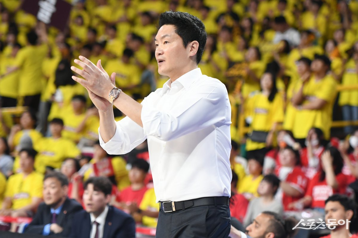 서울 SK 전희철 감독이 11일 창원체육관에서 열린 LG와 챔피언 결정전 4차전에 선수들에게 박수를 보내고 있다.  사진제공｜KBL