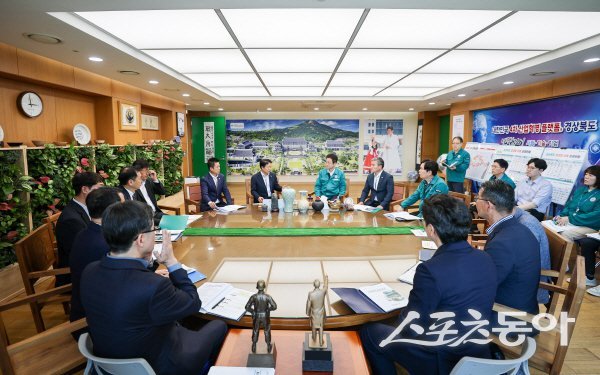 성주군·경북도 관계자들이 면담을 하고 있다. 사진제공ㅣ성주군
