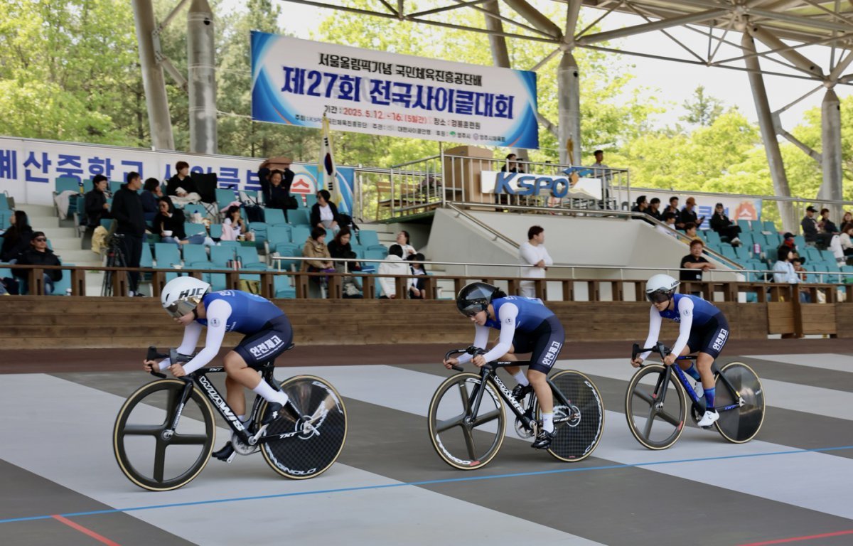 서울올림픽기념국민체육진흥공단 배 제27회 전국 사이클대회에 출전한 선수들이 힘차게 페달을 밟으며 경주를 펼치고 있다 사진제공|국민체육진흥공단