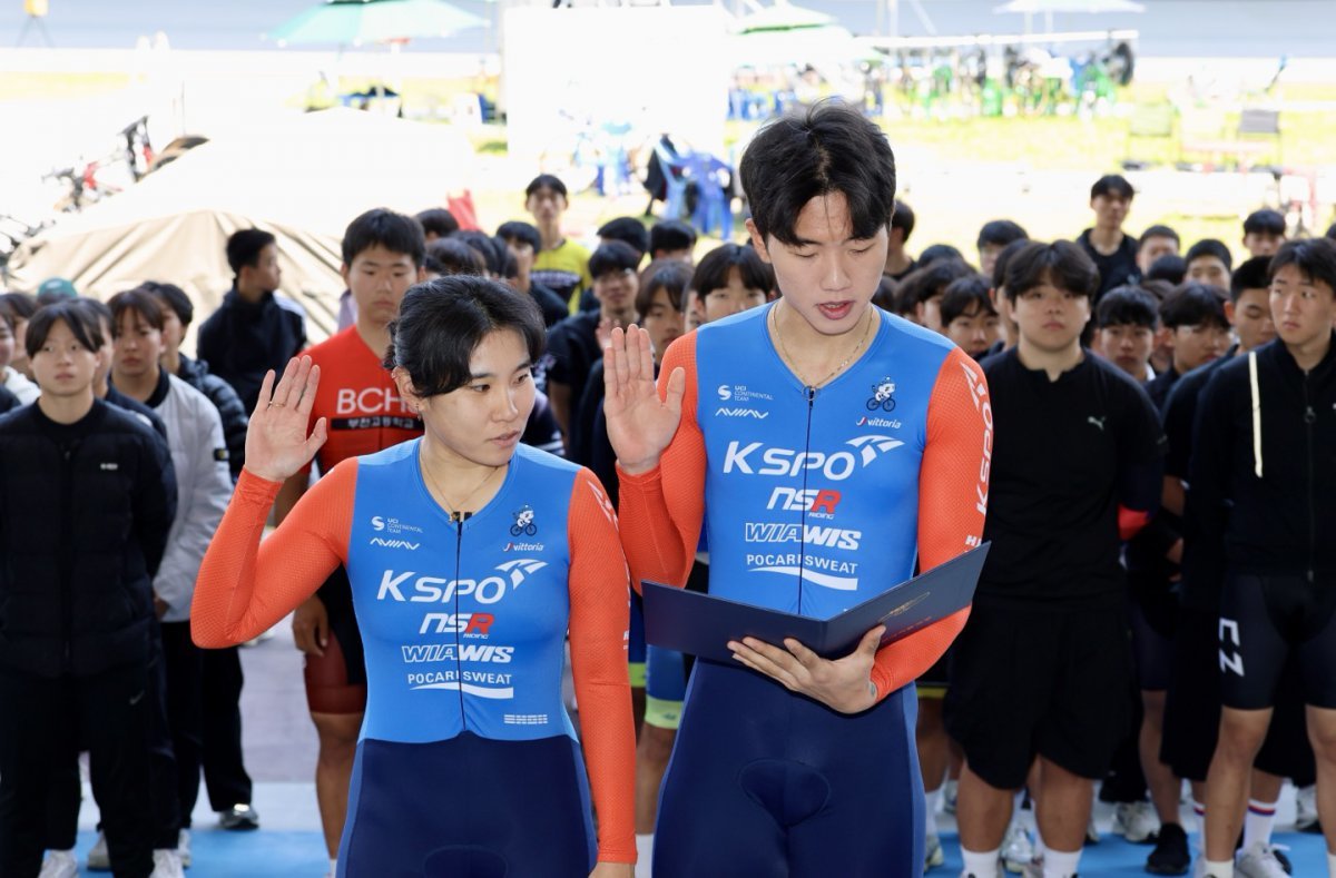 서울올림픽기념국민체육진흥공단배 제27회 전국 사이클대회에 출전한 공단 사이클팀 소속 박도영(왼쪽), 김국현 선수가 개회식에서 선서를 하고 있다 사진제공|국민체육진흥공단