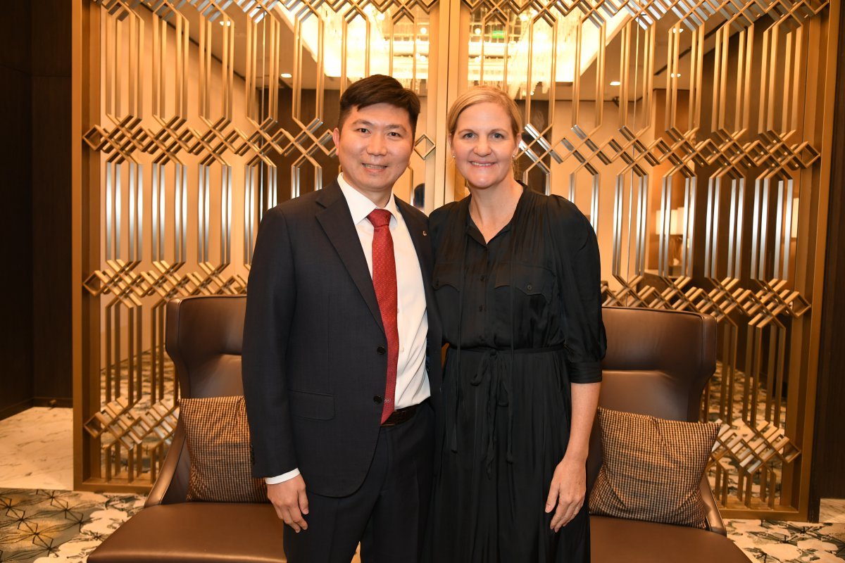 유승민 대한체육회장(왼쪽)이 11일부터 12일까지 월도프 아스토리아 쿠웨이트 호텔에서 열린 제45차 OCA 총회에 참석해 다각적 외교활동을 펼쳤다. 그는 커스티 코번트리 신임 IOC 위원장(오른쪽) 등을 비롯한 주요 관계자들과 교류하며 한국의 국제 스포츠 무대에서 역할 강화에 힘썼다. 사진제공|대한체육회