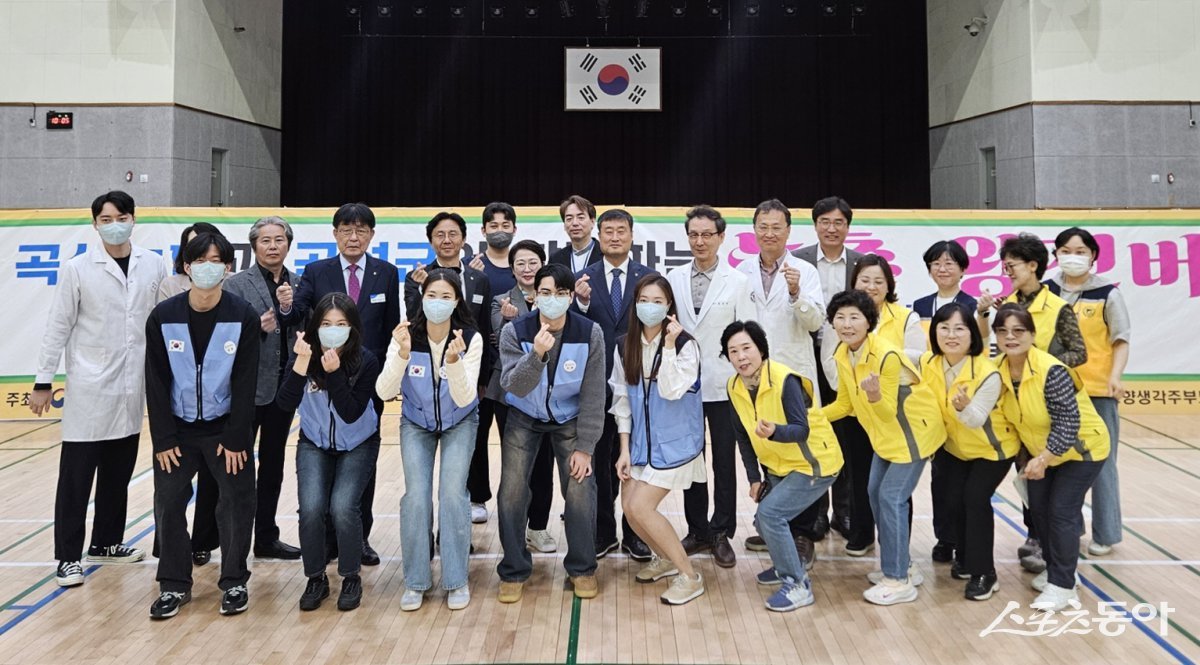 곡성군과 곡성농협이 최근 의료 서비스 접근성이 취약한 농촌지역 어르신들을 대상으로 ‘농촌 왕진버스’ 의료지원 사업을 운영한 모습. 사진제공=곡성군