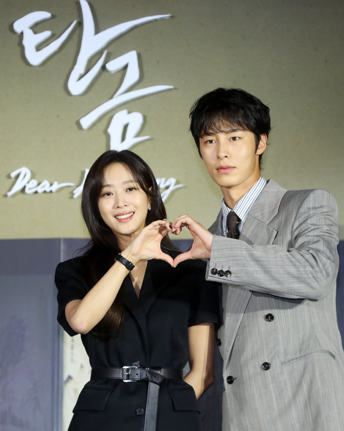 [서울=뉴시스] 김혜진 기자 = 배우 조보아(왼쪽), 이재욱이 13일 오전 서울 구로구 라마다 호텔에서 열린 넷플릭스 시리즈 ‘탄금’ 제작발표회에서 포즈를 취하고 있다.  2025.05.13. jini@newsis.com