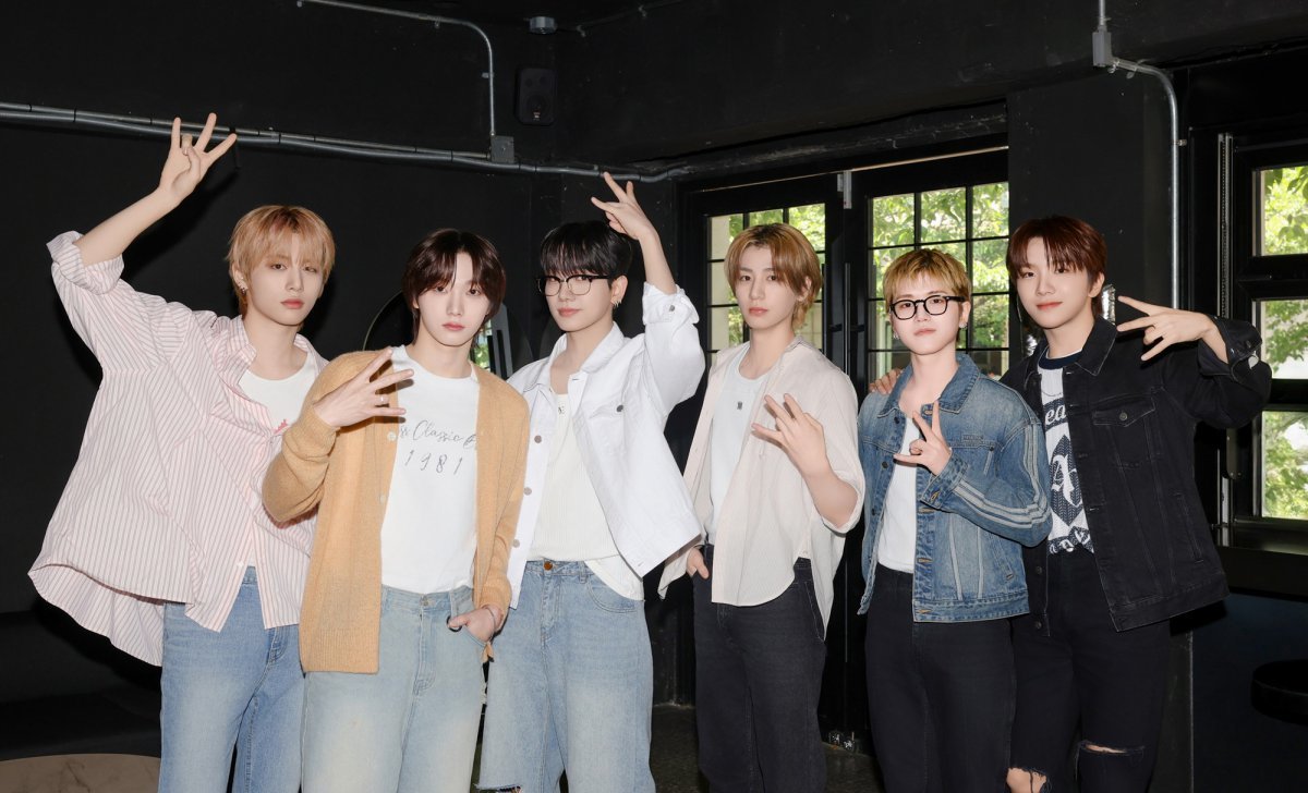 앨범 기획과 제작 전반에 적극 참여하는 프로듀서와 아이돌의 합성어 일명 ‘프로듀싱돌’임은 알려진 사실이지만, 일종의 제작 후기를 ‘만담’처럼 속사포로 쏟아내는 광경을 직접 목격 하기란 ‘근본이 다른 신예의 기세’는 이런 것인가 실감케 하는 순간이었다. 사진제공|KOZ엔터테인먼트