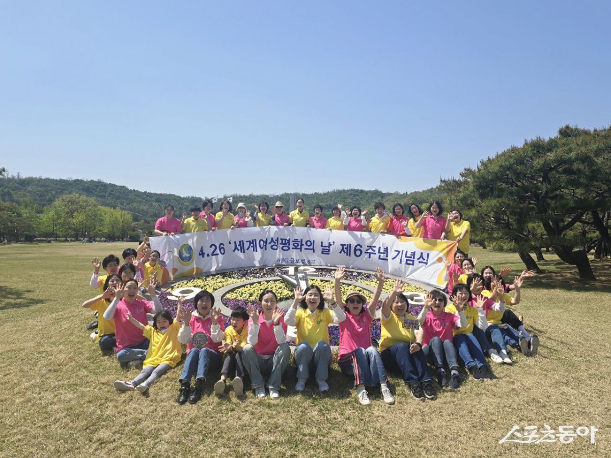 세계여성평화그룹(IWPG) 글로벌8국 회원들이 ‘제6주년 세계여성평화의 날’을 기념식 참석 한 기념촬영을 하고 있다. (사진제공=IWPG)