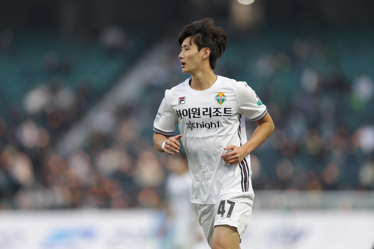 올해 프로 2년차를 맞은 강원 신민하는 끊임없이 성장을 갈망한다. 11일 김천과 홈경기에서 0-4로 완패한 뒤에도 “부족한 점을 고치고 발전하는 데 집중하겠다”고 힘주어 말했다. 사진제공｜한국프로축구연맹