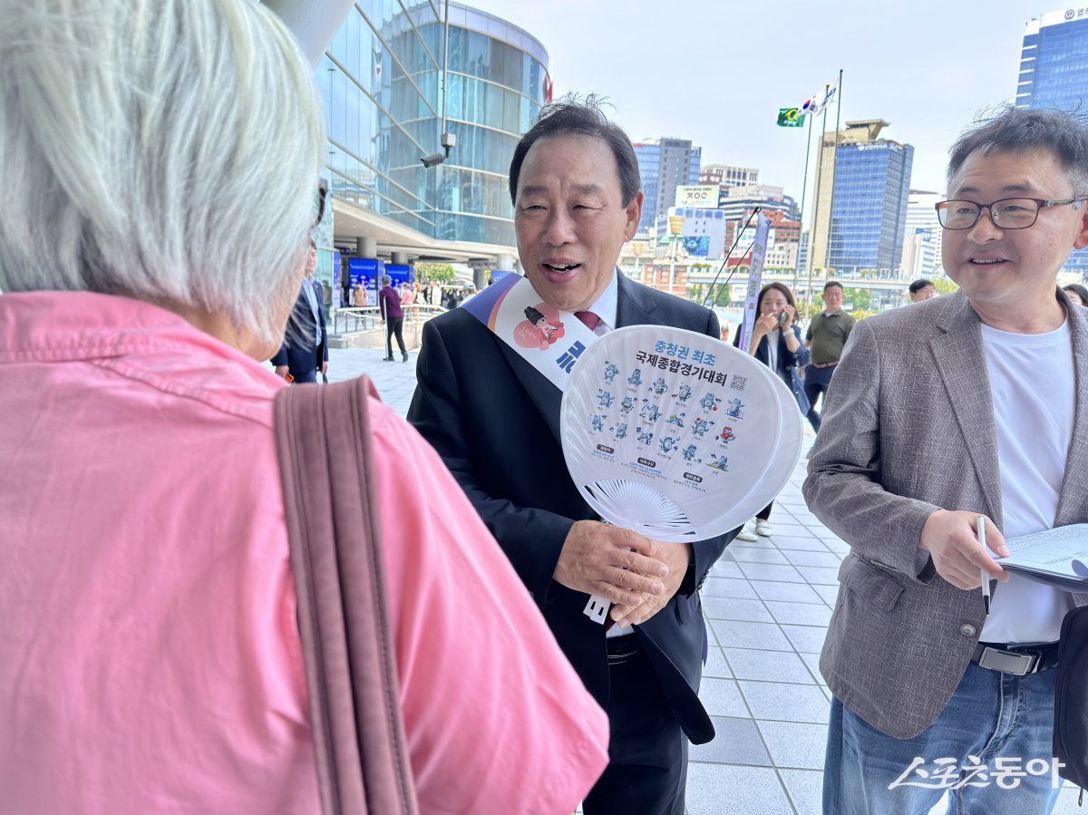 세종특별자치시(시장 최민호)가 행정수도 완성을 위한 국민적 공감대 형성을 위해 본격적인 대국민 홍보에 나섰다(지난 13일 현장에서 시민들을 대상으로 서명운동을 진행했다). 사진제공|세종시