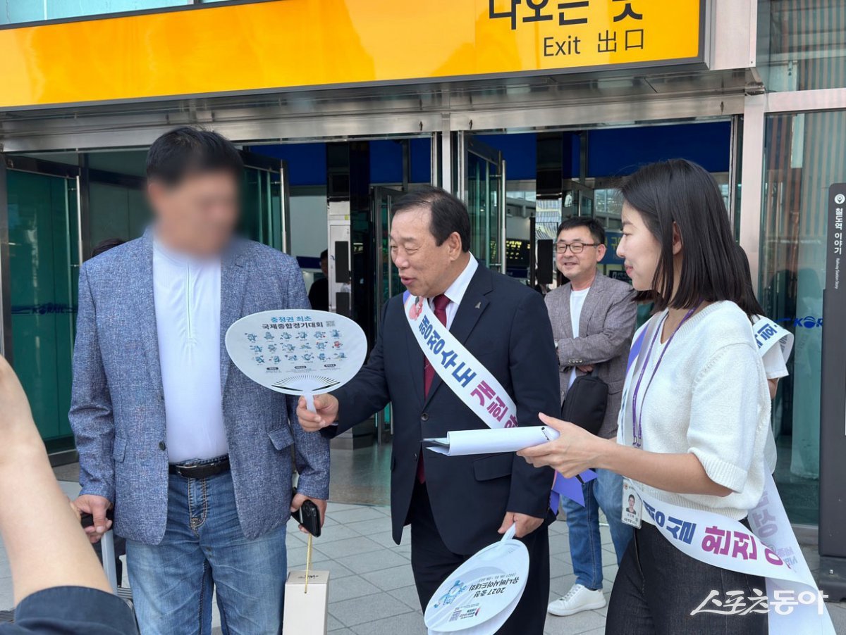 세종특별자치시(시장 최민호)가 행정수도 완성을 위한 국민적 공감대 형성을 위해 본격적인 대국민 홍보에 나섰다(지난 13일 현장에서 시민들을 대상으로 서명운동을 진행했다). 사진제공|세종시