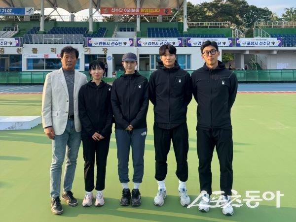 안동시청 롤러경기단 국가대표로 배출된 5명이 서서 기념촬영을 하고 있는 모습. 사진제공|안동시