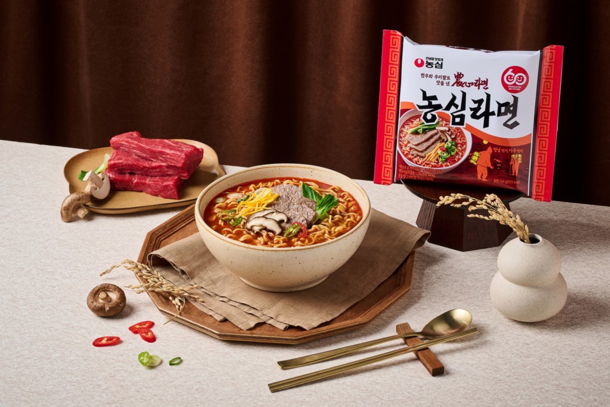 식품업계가 단종 제품을 재출시하는 ‘뉴트로’ 마케팅에 한창이다. 재출시 3개월 만에 1000만 봉지 판매를 돌파한 ‘농심라면’. 사진제공|농심
