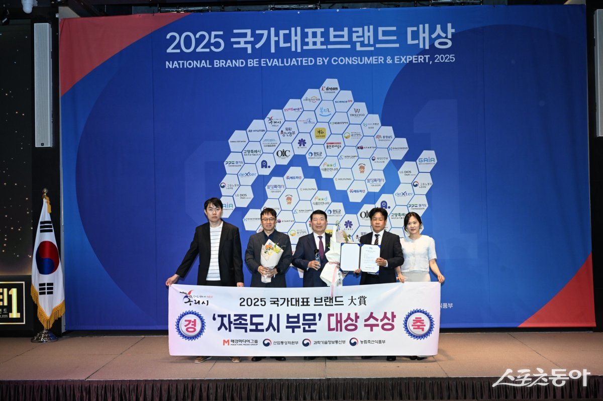 백경현 시장이 14일 앰배서더 서울 풀만 호텔에서 매경미디어그룹 주관 ‘2025 국가대표 브랜드 대상’에서 대상을 수상받고 있다. 사진제공ㅣ구리시