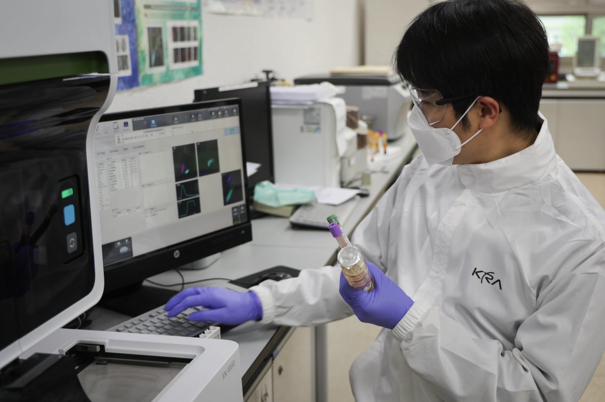 첨단 디지털 장비로 말 혈액을 분석하고 있다            사진제공｜한국마사회