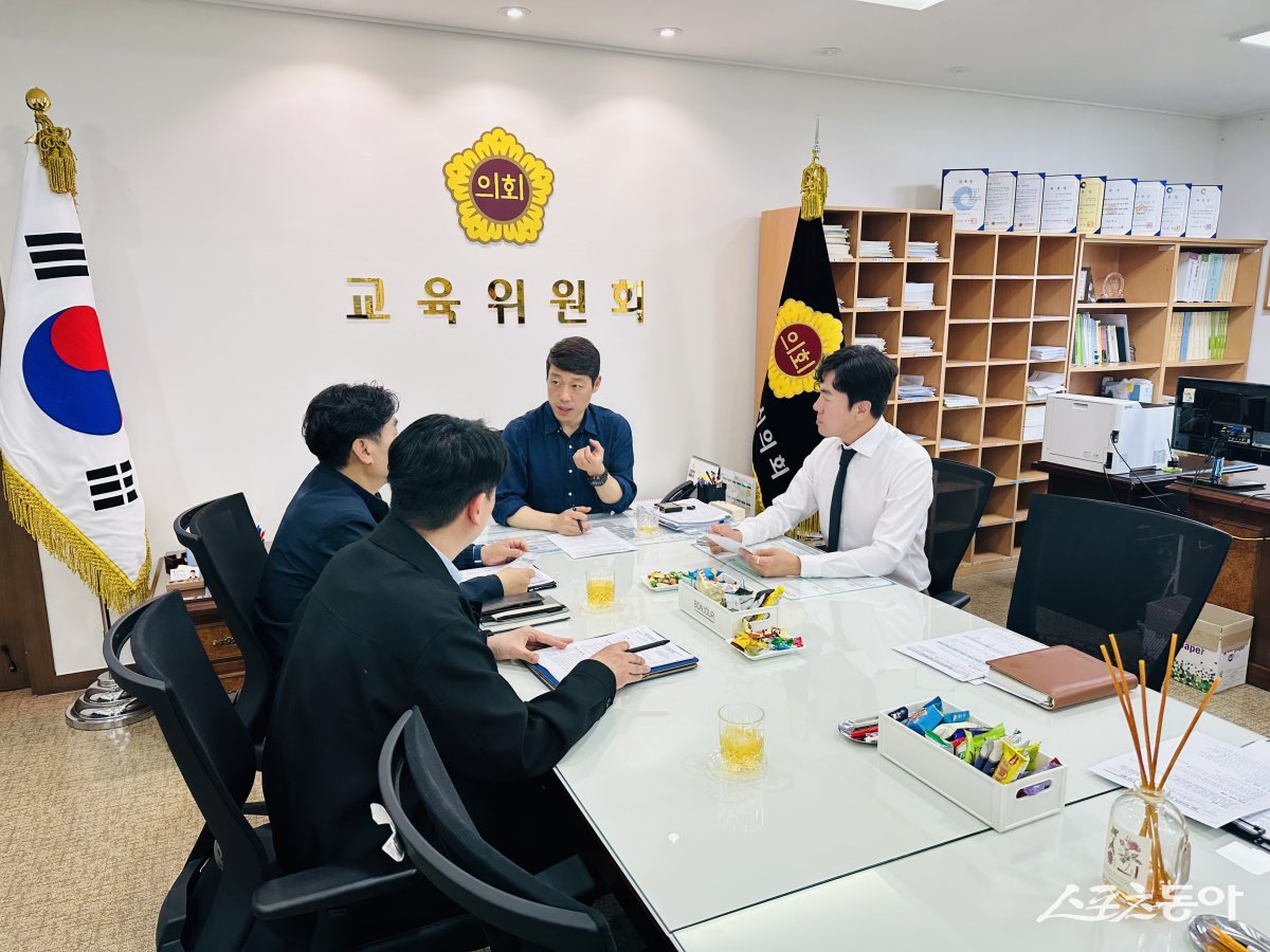 인천광역시의회 교육위원회 이용창 위원장(국민의힘·서구2)은 지난 14일, 최근 SNS에서 급속도로 확산된 여중생 학교폭력 영상 사건과 관련해 인천시교육청과 긴급 현안 간담회를 개최했다. 사진제공｜인천시의회