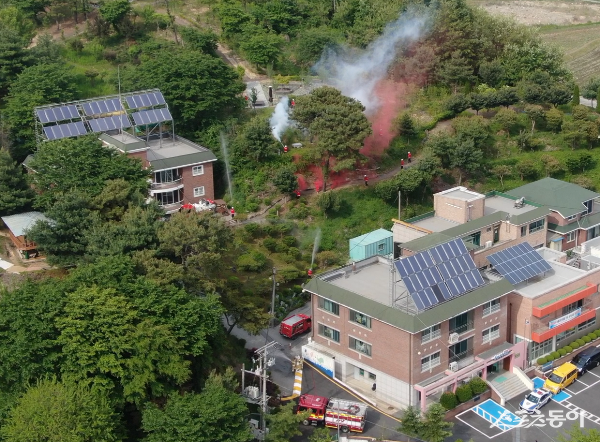 음성군은 지난 14일 음성읍 음성향애원에서 산불 재난 상황을 가정한 ‘산불 재난 대비 주요 생활시설 대피 훈련’을 실시했다. 사진제공｜음성군