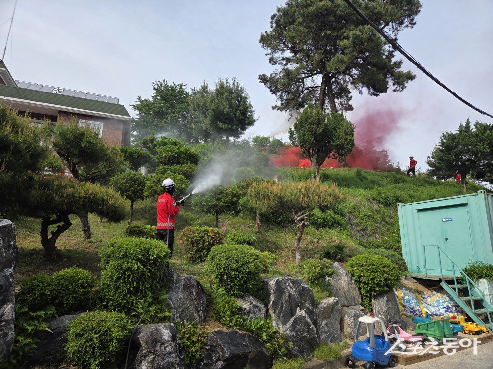 음성군은 지난 14일 음성읍 음성향애원에서 산불 재난 상황을 가정한 ‘산불 재난 대비 주요 생활시설 대피 훈련’을 실시했다. 사진제공｜음성군