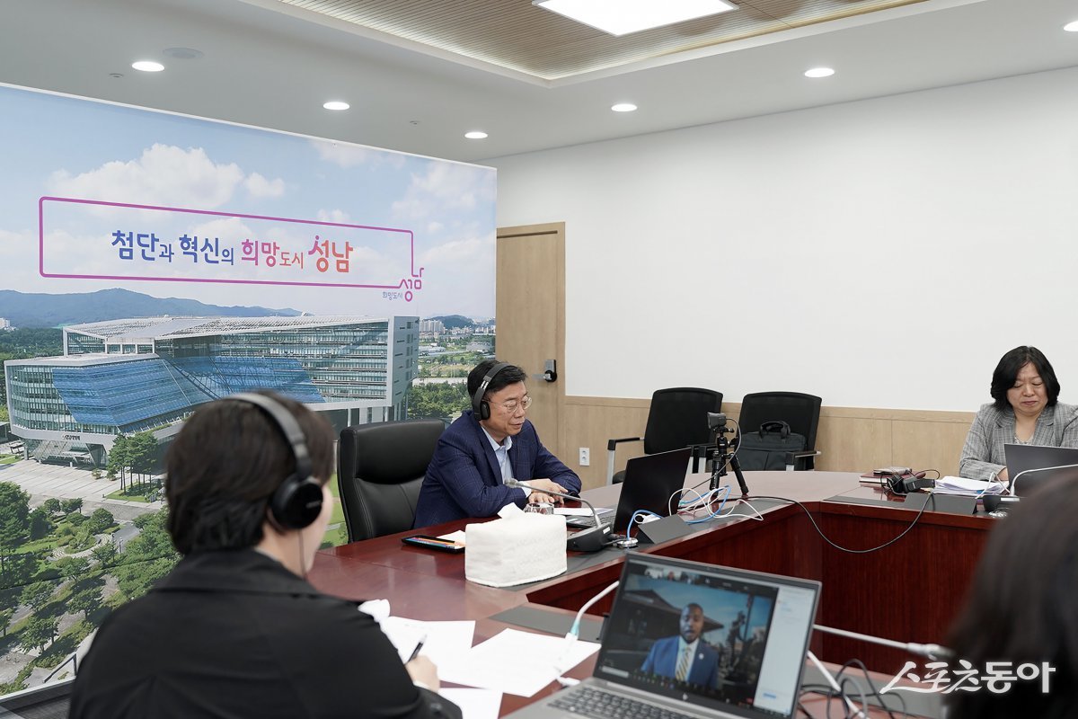 신상진 성남시장(가운데)이 14일 오전(한국시간) 미국 노스캐롤라이나주 하이포인트(High Point)의 시릴 제퍼슨(Cyril Jefferson) 시장과 화상회의를 하고 있다. 사진제공ㅣ성남시