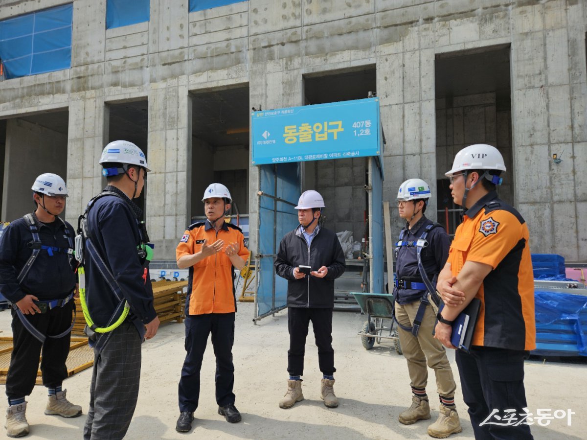 양주소방서는 5월 14일 양주 회천신도시 아파트 공사현장을 방문해 소방안전 점검하고 있다. 사진제공ㅣ양주시
