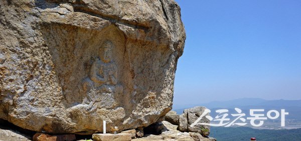 단아한 입상의 신선암 마애보살반가상. 사진제공 ㅣ 경주시