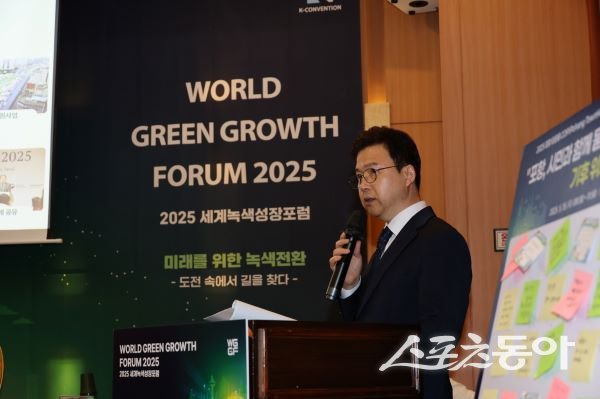 도명 환경국장이 15일 ‘포항 타운홀 COP’ 행사에서 시민과 함께하는 기후행동 선도도시 포항에 대해 발표하고 있다. 사진제공｜포항시