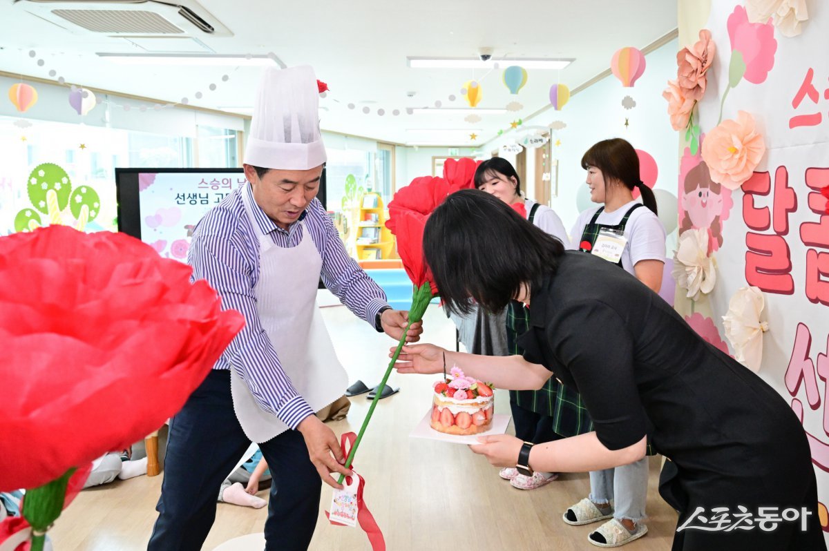 백영현 시장(윈쪽)이 지난 14일 제44회 스승의 날을 맞아 국공립가산어린이집에서 ‘달콤한 마음, 선생님께 전하고 있다. 사진제공ㅣ포천시