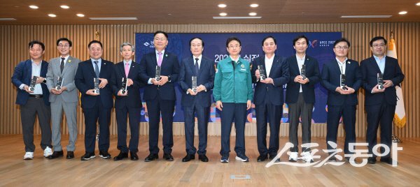 경상북도가 2024년 실적 도정성과 우수 시군 및 우수 부서 시상식을 개최하고 있다. 사진제공 ㅣ 경북도