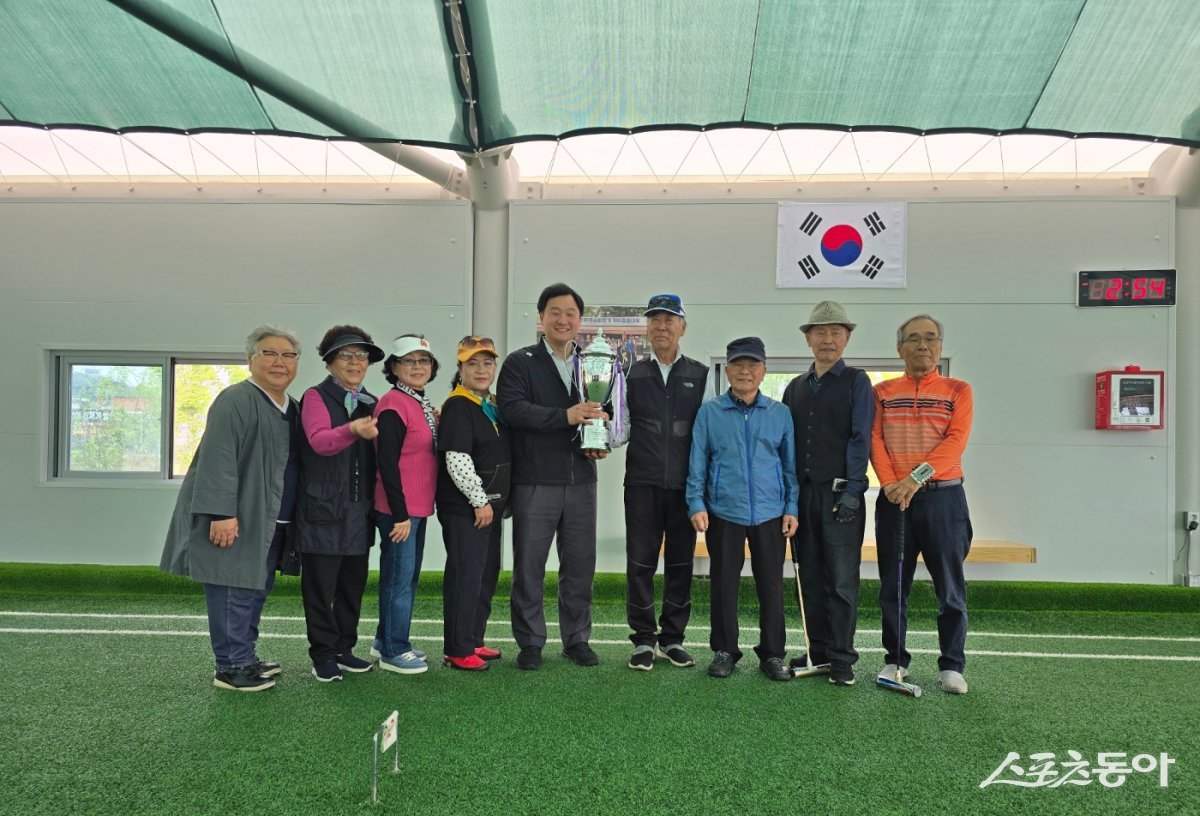 경기도의회 고준호 의원(국민의힘, 파주1)은 지난 15일, 파주시 조리읍 봉일천리에 위치한 조리 게이트볼 전용구장을 찾아 ‘2025 파주시장배 한마음 게이트볼 대회’에서 우승한 팀을 직접 축하했다. 사진제공|고준호 의원