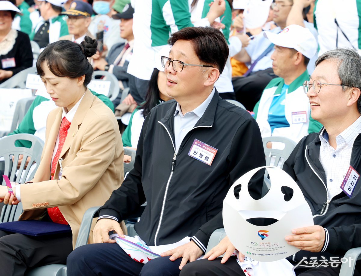 안광림 부의장(가운데)이 15일 가평군 자라섬 중도에서 열린 제71회 경기도체육대회 2025 가평 개회식에 참석하고 있다. 사진제공ㅣ성남시