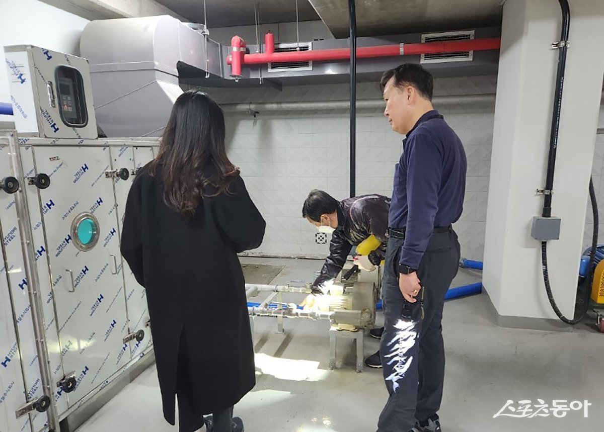 15일 성남시 수정구 신흥2동 소재 아파트 건물에 있는 정화조 악취정화시설 점검하고 있다. 사진제공ㅣ성남시