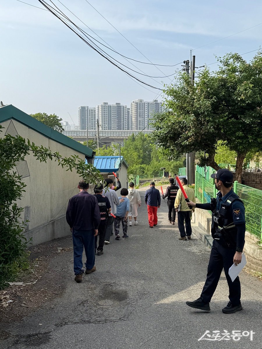 인천 미추홀구, 산사태취약지역에서 미추홀경찰서, 미추홀소방서, 지역 주민이 함께 산사태 대비 훈련을 실시했다. 사진제공|인천 미추홀구청