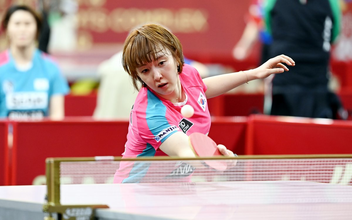 탁구국가대표팀 최고참 서효원은 2025년 카타르 도하 세계탁구선수권대회를 앞두고 ‘라스트 댄스’를 선언했다. 태극마크를 달고 뛰는 마지막 대회에서 유종의 미를 거두겠다는 의지다. 17일(한국시간) 도하 카타르대종합체유관에서 열린 콘스탄티나 사이호지스와 대회 첫 날 여자단식 128강에서 리시브를 하는 모습. 사진제공│대한탁구협회