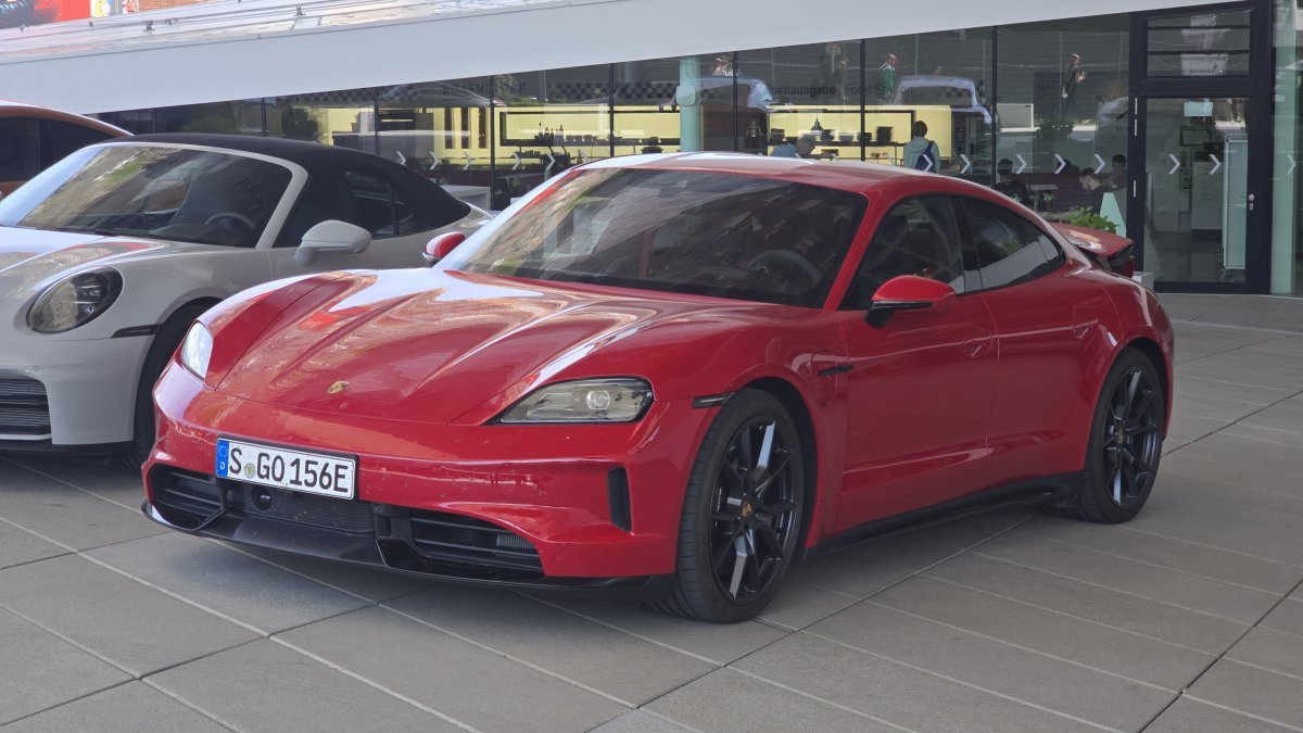 500km를 달려 포르쉐 뮤지엄에 도착한 타이칸 GTS. 원성열 기자 sereno@donga.com