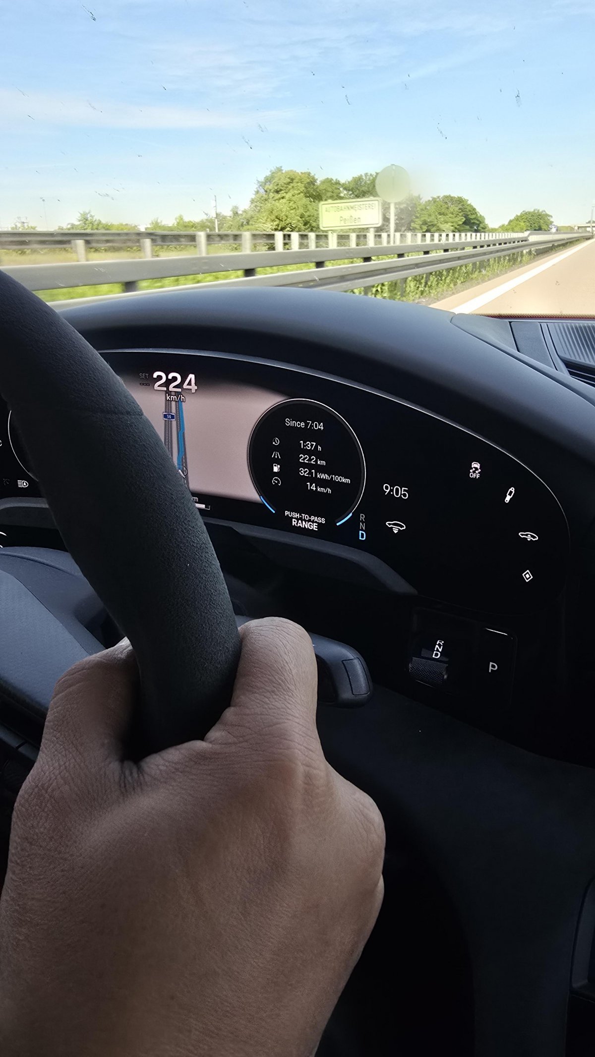 독일 아우토반을 시속 224km로 질주하고 있는 타이칸 GTS. 원성열 기자 sereno@donga.com