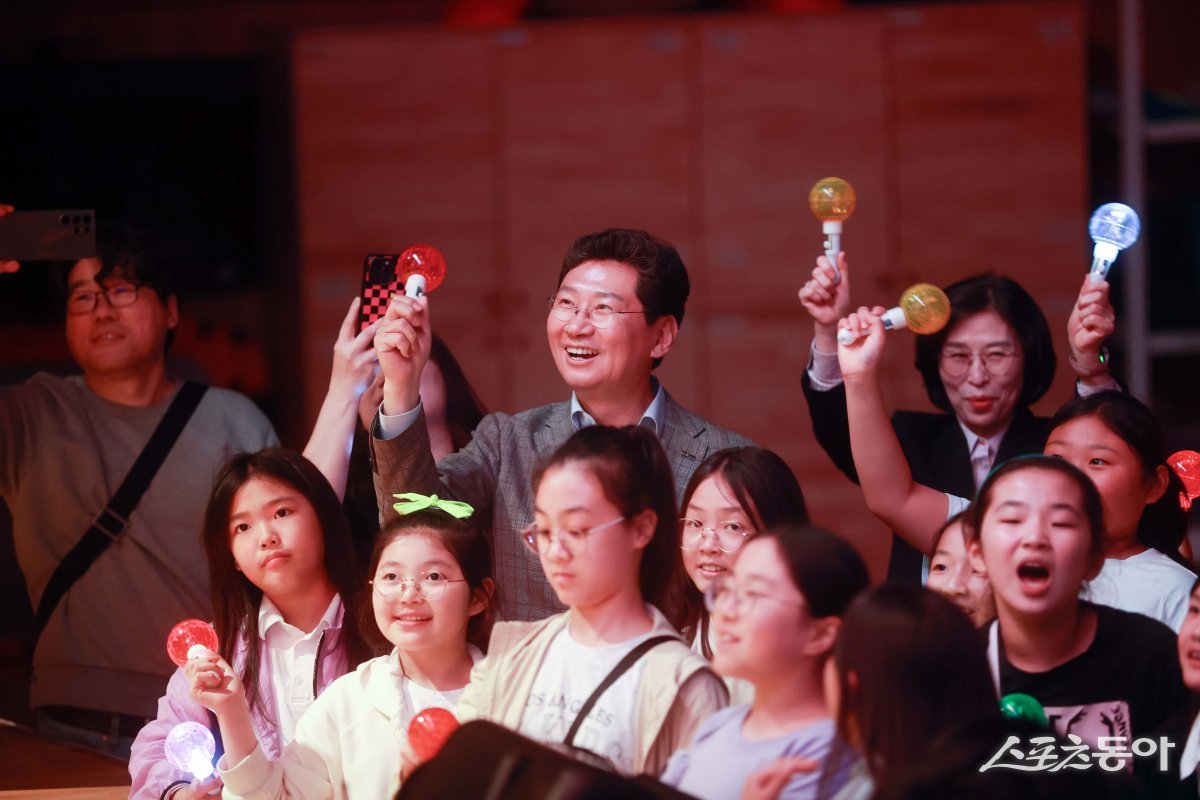이상일 용인특례시장이 지난 16일 용인한빛초등학교 별빛도서관 축제에 참석해 학생들과 공연을 관람하고 있다. 사진제공|용인시