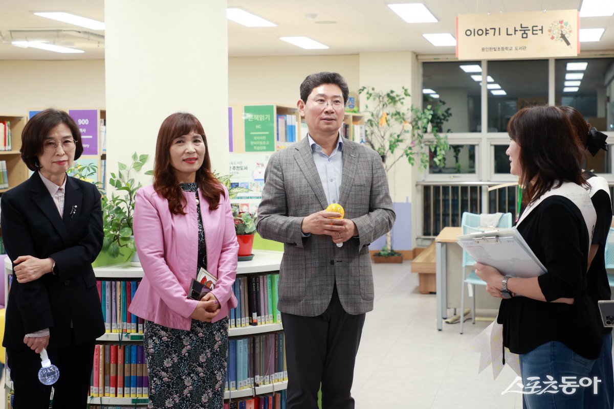 이상일 용인특례시장이 지난 16일 용인한빛초등학교 별빛도서관 축제에 참석해 학교 현장의 목소리를 경청하고 있다. 사진제공|용인시
