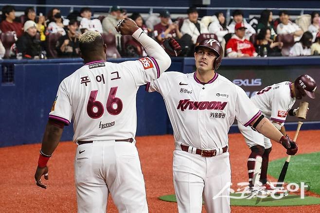 키움 히어로즈가 외국인타자 2명 체제를 해제한다. 루벤 카디네스(오른쪽)와 야시엘 푸이그 중 한 명을 웨이버 공시하고 투수 라울 알칸타라와 계약할 것이 유력하다. 사진제공ㅣ키움 히어로즈