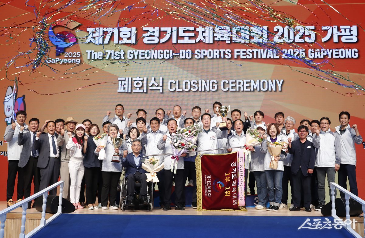 화성특례시가 2025년 경기도체육대회 종합우승을 하고 선수단과 기념촬영하고 있다. 사진제공｜화성시