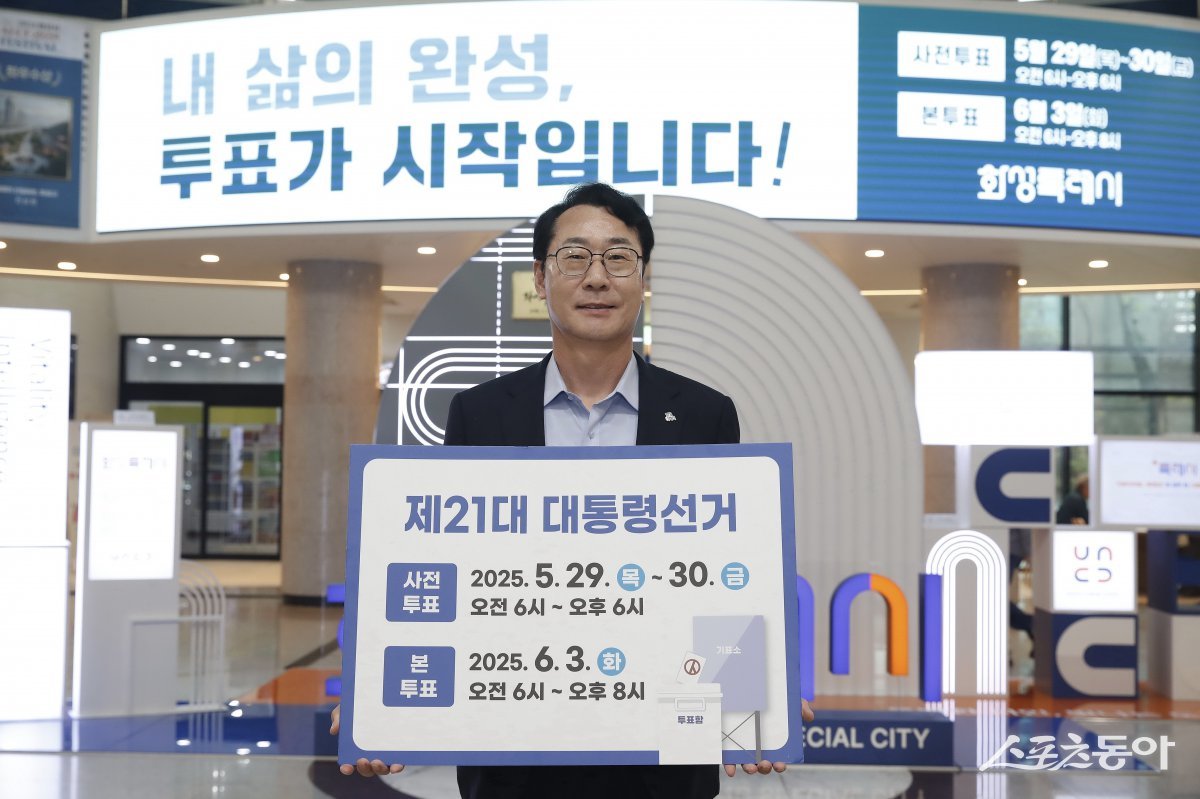 정명근 화성특례시장이 지난 16일 시청로비에서 선거 독려 캠페인에 참여하고 있다. 사진제공｜화성시