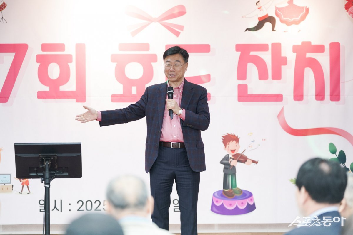 신상진 성남시장이 17일 보통골 주민의 쉼터에서 개최된 ‘제7회 보통골 효잔치’에 참석해 지역 어르신들에게 인사를 하고 있다. 사진제공ㅣ성남시