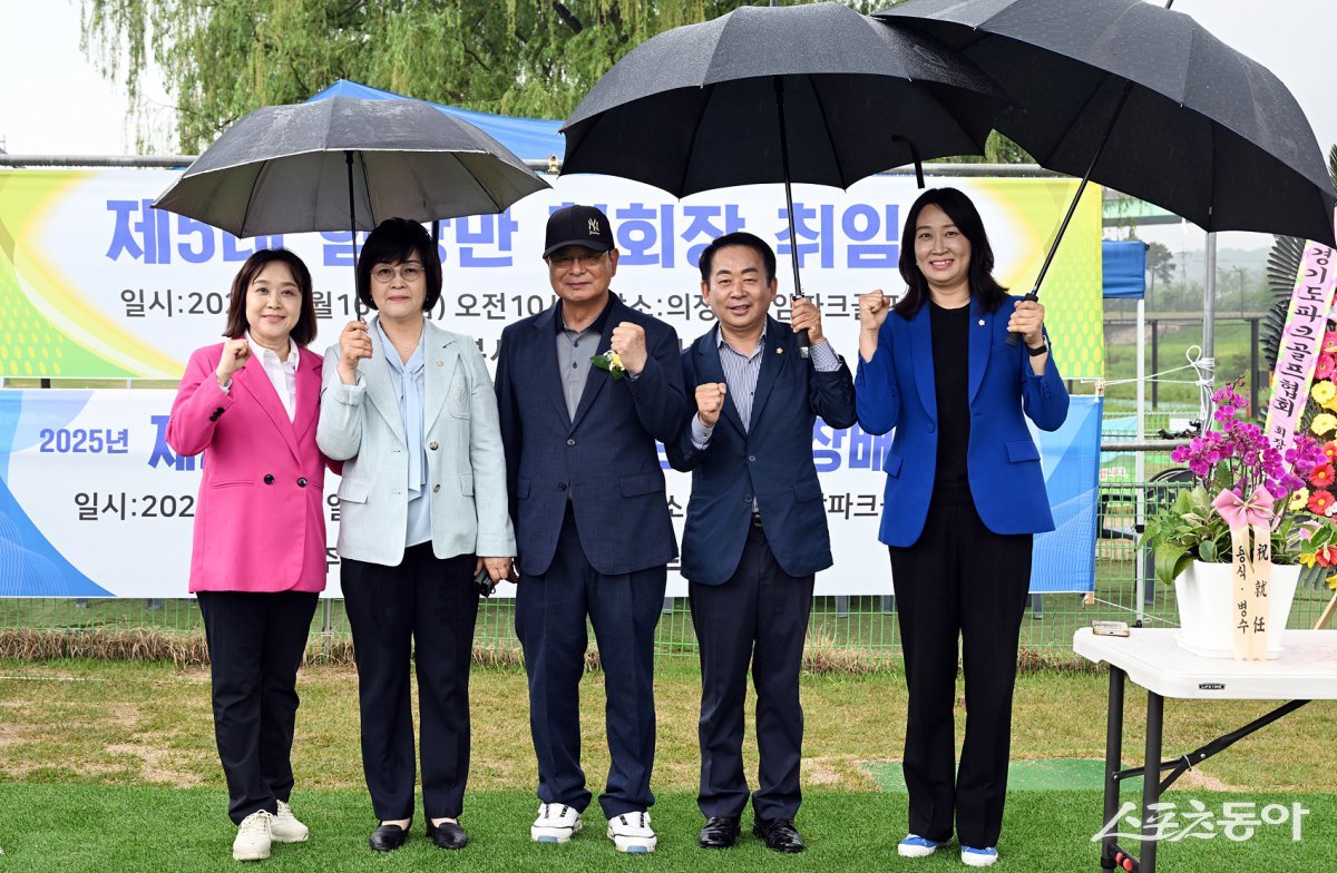 김연균 의장(오른쪽 두번째)이 16일 장암 파크골프장에서 개최된 ‘제5대 의정부시 파크골프협회 회장 취임식에 참석하고 있다. 사진제공ㅣ의정부시의회