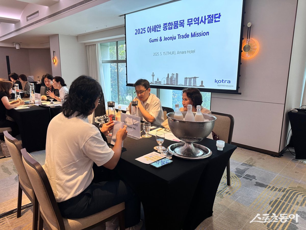 구미시 농식품 무역사절단 일행이 지난 14일 싱가포르 현지에서 구미시 농식품 브랜드 ‘G-FOOD’에 대해 홍보를하고 있다. 사진제공ㅣ구미시