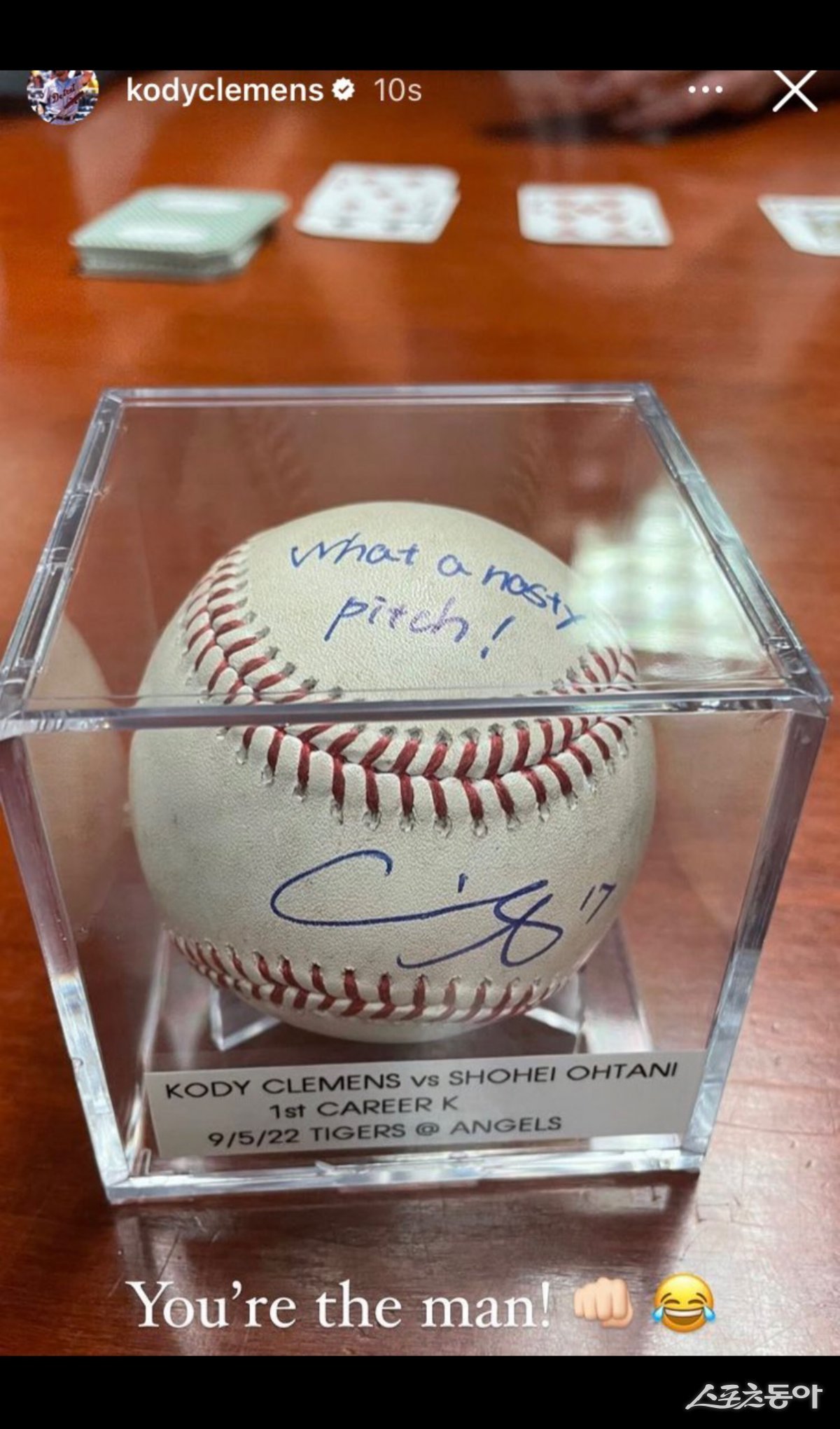 미네소타 내야수 코디 클레멘스가 디트로이트 시절 삼진으로 돌려세운 오타니에게 사인을 받은 공을 촬영해 SNS에 올렸다. 사진출처|코디 클레멘스 인스타그램 캡처